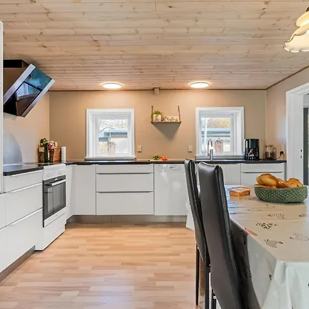 Emelia - 4-2km From The Sea By Interhome